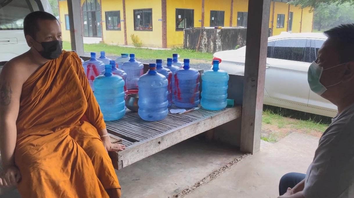 ตร.สอบพยาน โจรสวมหมวกอีโม่งบุกกุฏิทำร้ายเจ้าอาวาสชิงโน๊ตบุ๊ค