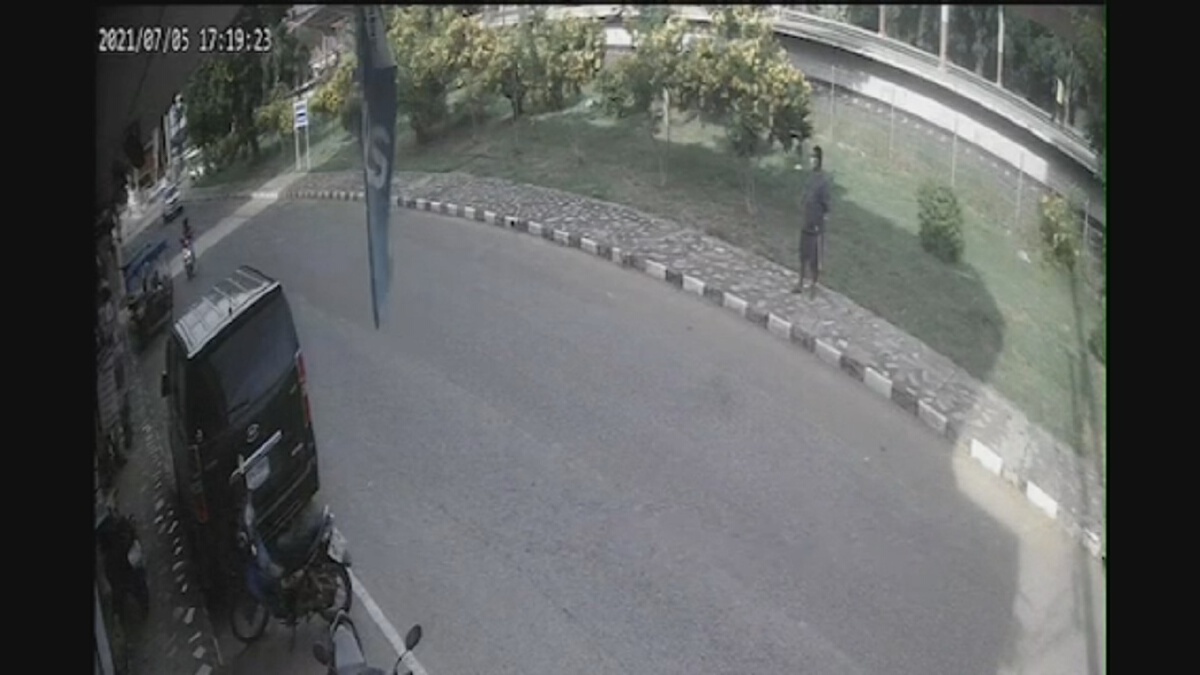 อันตราย!ปล่อยเด็กไว้บนจยย.บิดพุ่งชนฟุตบาทล้มบาดเจ็บ