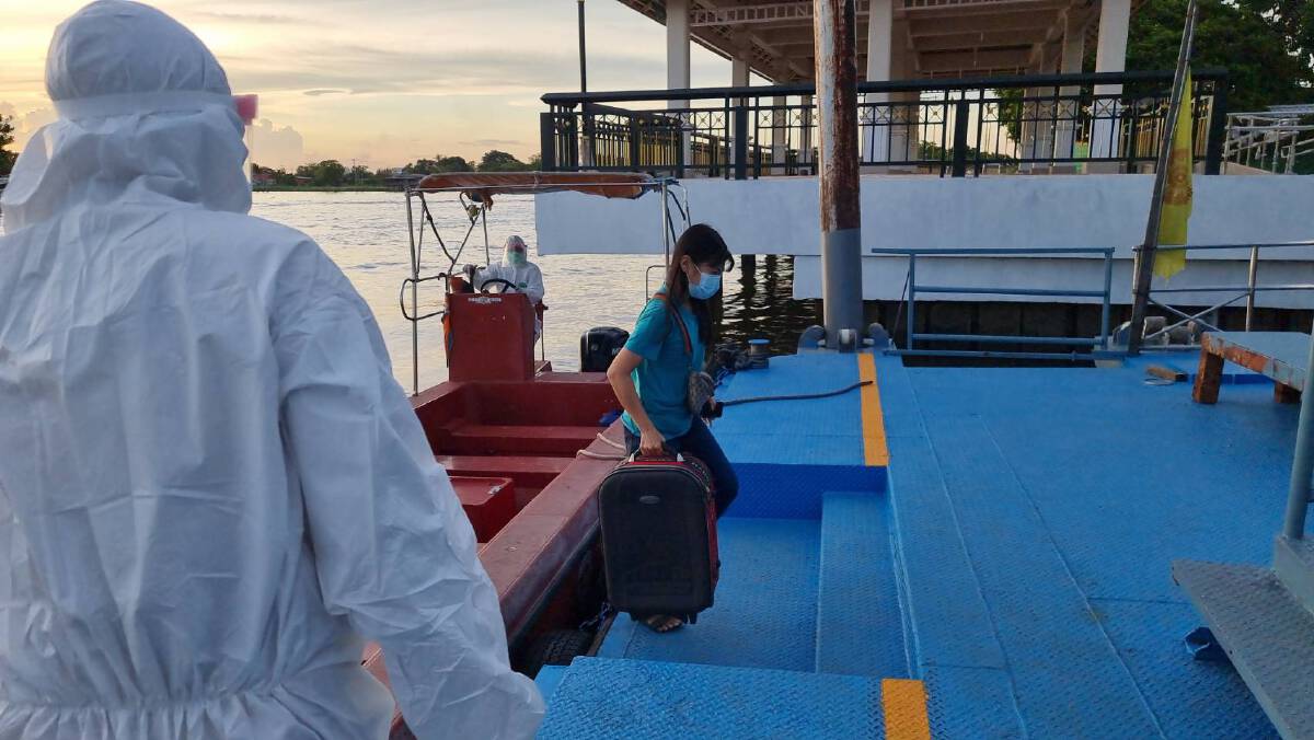 นายกอบต.สวมบทคนขับเรือ  พาลูกบ้านติดเชื้อโควิด-19ส่งขึ้นฝั่งไปรักษารพ.