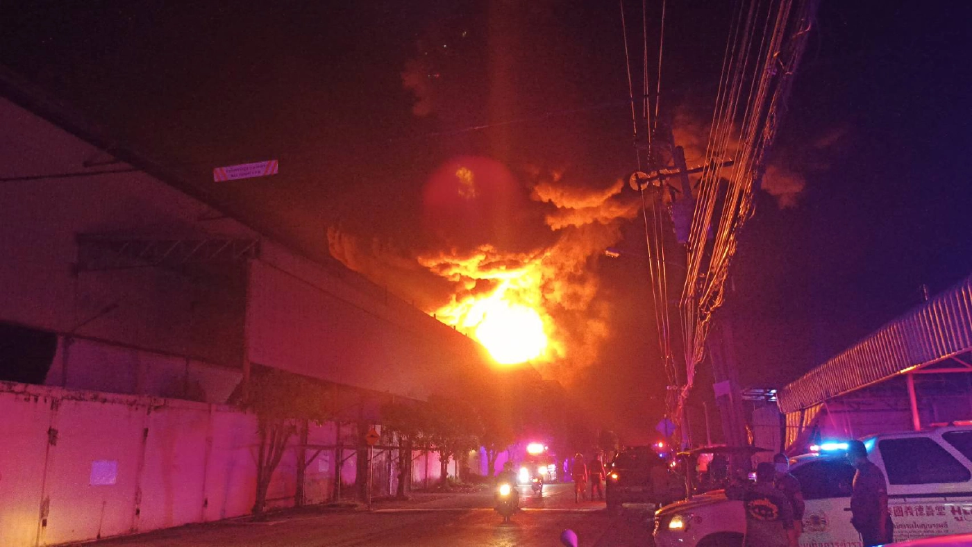 ไฟไหม้โรงงานเม็ดโฟม-เคมี ซ.กิ่งแก้ว 21 ขณะนี้ยังไม่ทราบสาเหตุ