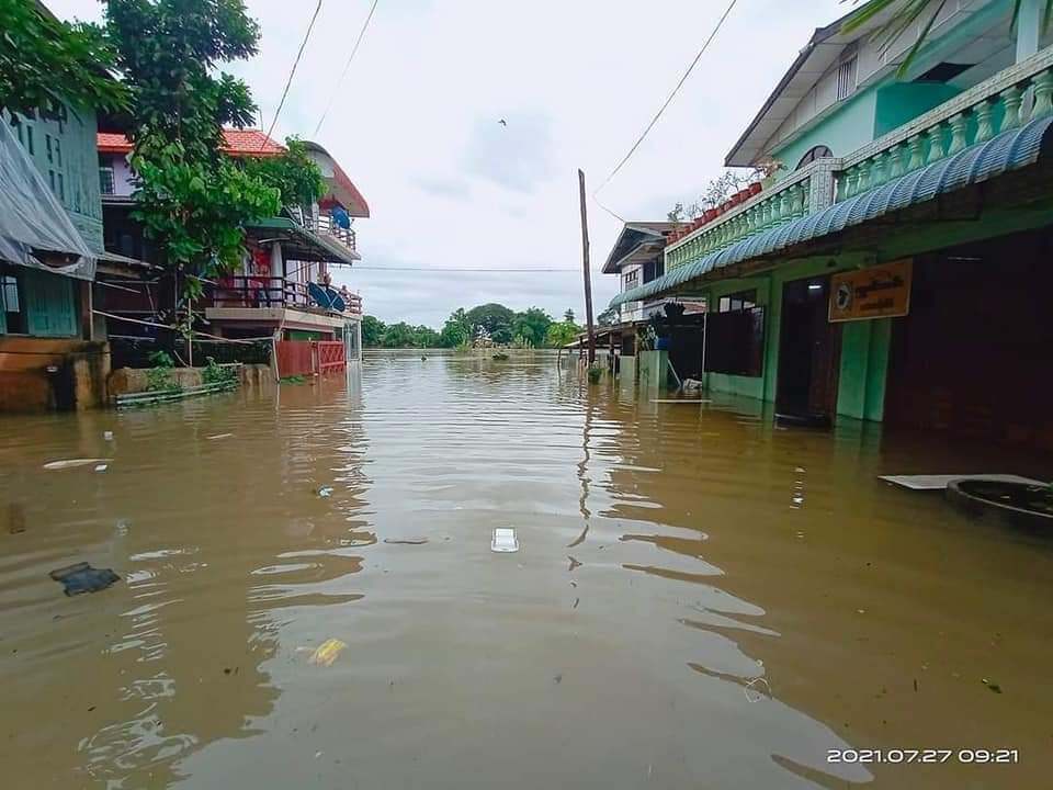 น้ำท่วมเมียวดีอ่วมหนัก-ล่องเรือดูแลผู้ป่วยโควิด