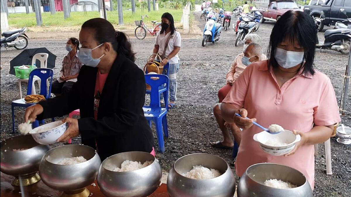 ชาวโคราชตักบาตรอาสาฬหบูชาแบบนิวนอร์มอลขอให้พ้นวิกฤติโควิด19