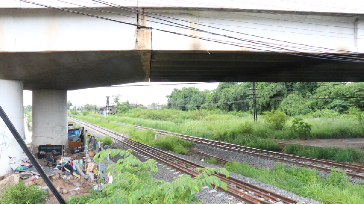 ศก.ทรุดพิษโควิดซ้ำ ปชช.รวมตัวให้ทุบสะพานรถไฟหัวทะเล