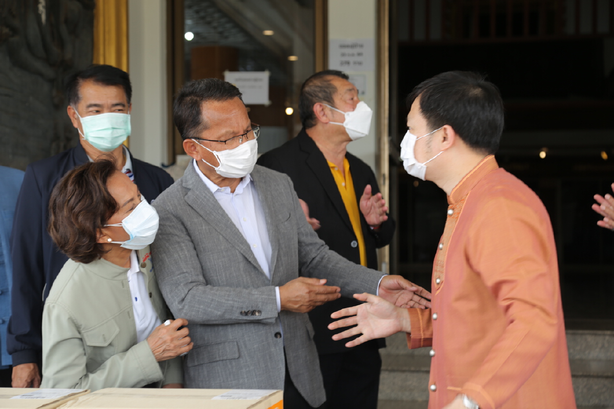 นายสมศักดิ์ กำลังให้คำแนะนำกับรพ.สนาม