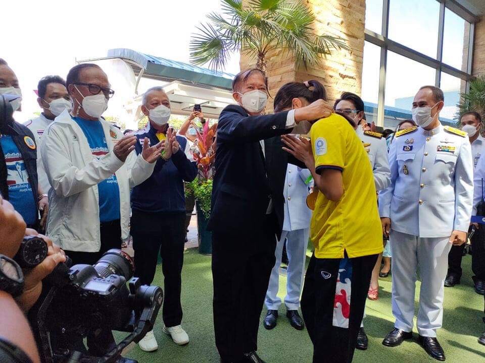 ประมวลภาพ "น้องเทนนิส" หิ้วเหรียญทองโอลิมปิกกลับประเทศไทย