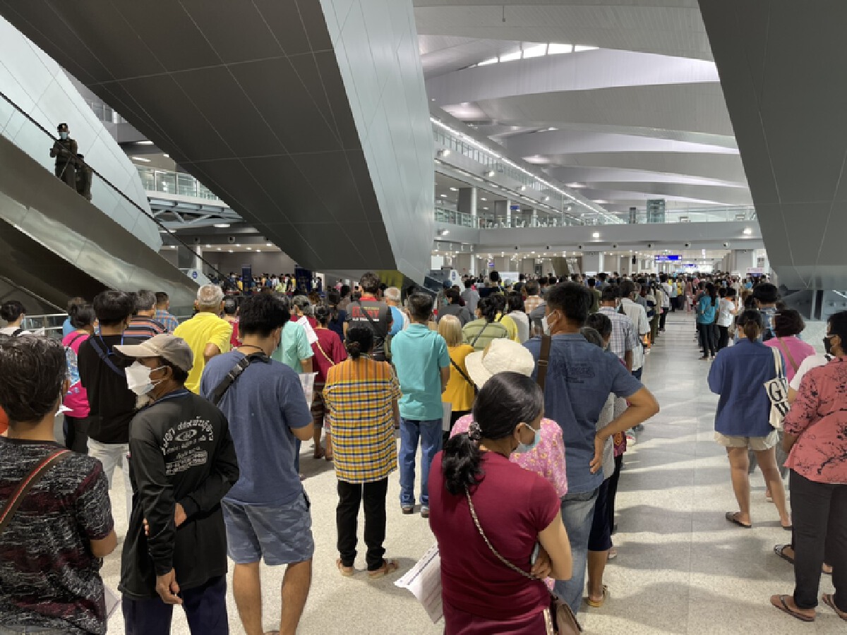 บรรยากาศผู้มารอฉีดวัคซีนที่สถานีกลางบางซื่อ