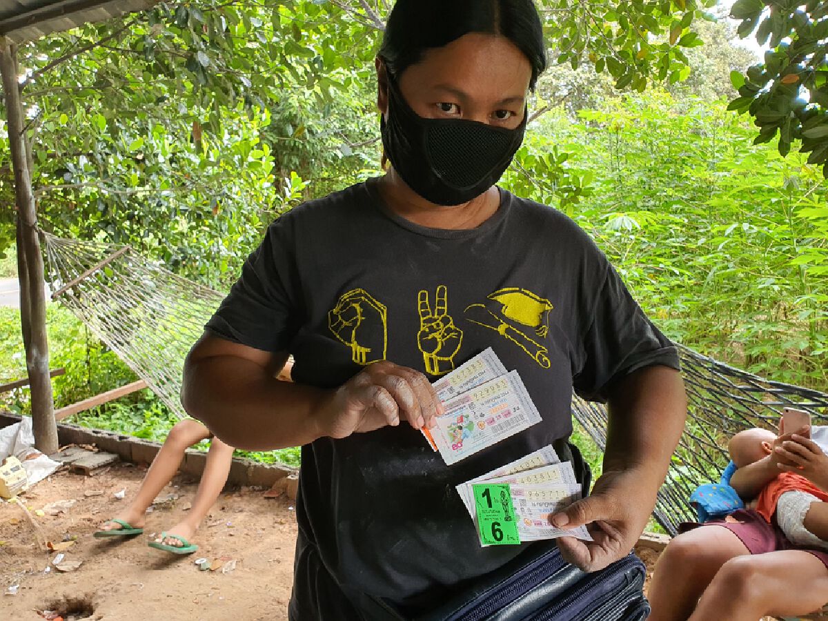 เชื่อให้โชคเห็นเลขชัด แม่ค้าของชำเก็บเต่าสีทองลายพระสมเด็จกลับบ้าน