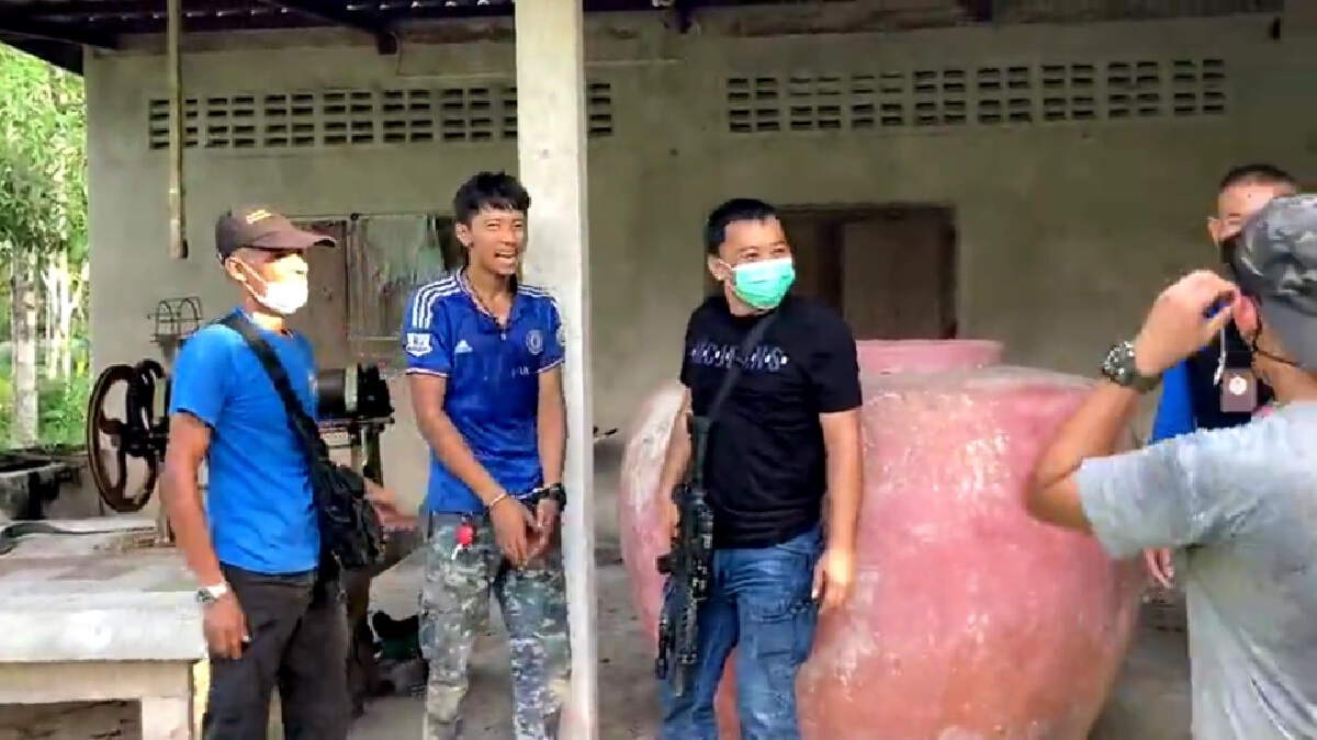 สุดฮา..พ่อค้ายาเสพติดหายตัวลงโอ่งสุดท้ายถูกจับจนมุม