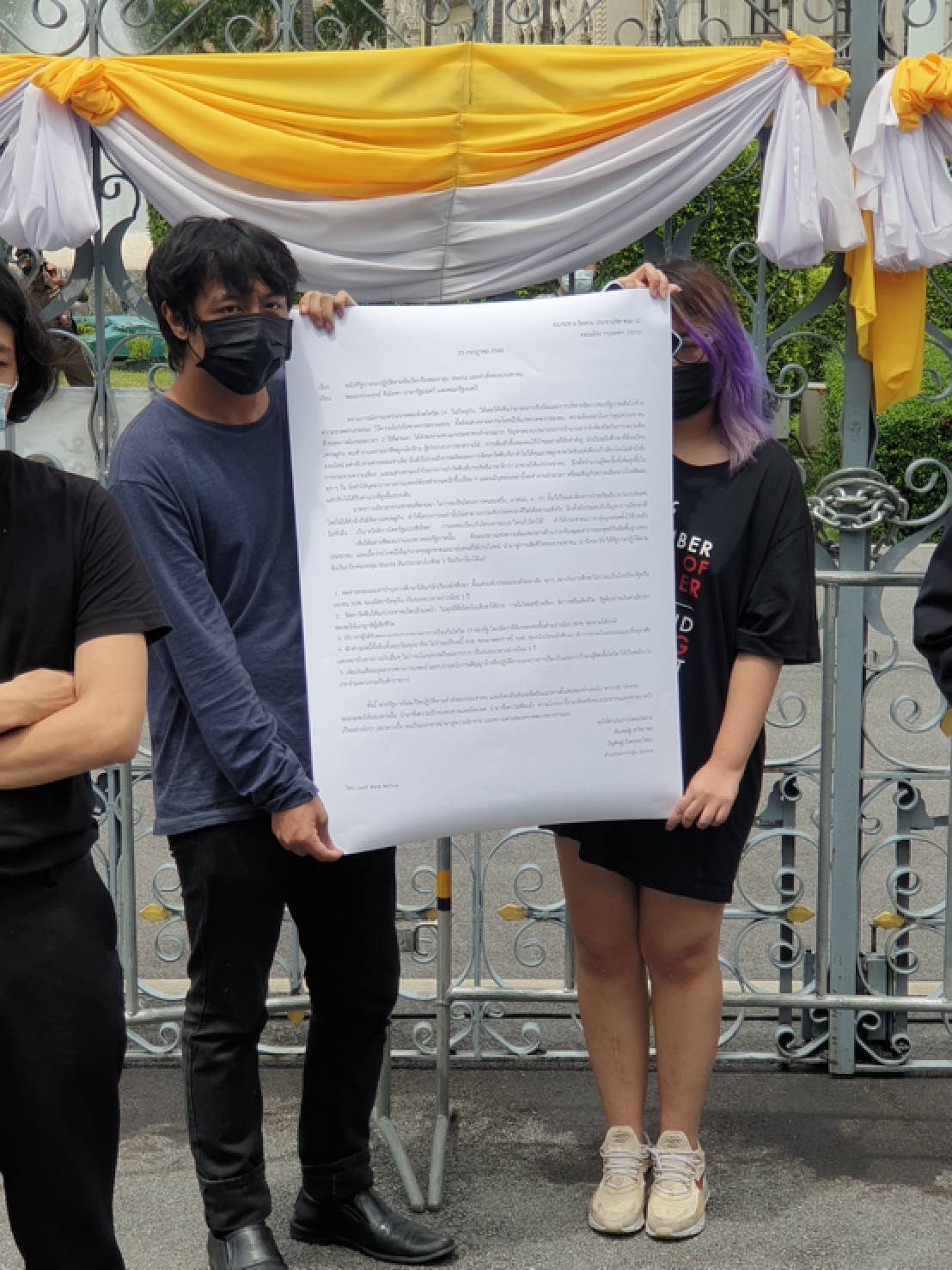 กลุ่มผู้ชุมนุมโชว์หนังสือเรียกร้อง
