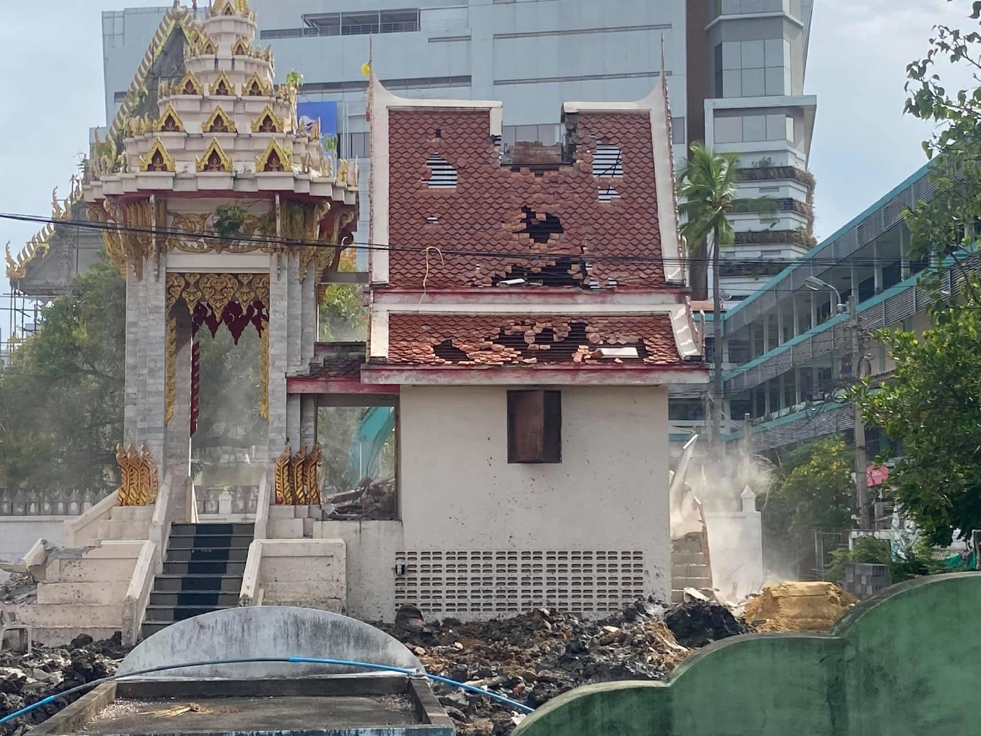 เมรุวัดบางน้ำชนที่เสียหายจากการเผาศพต่อเนื่อง