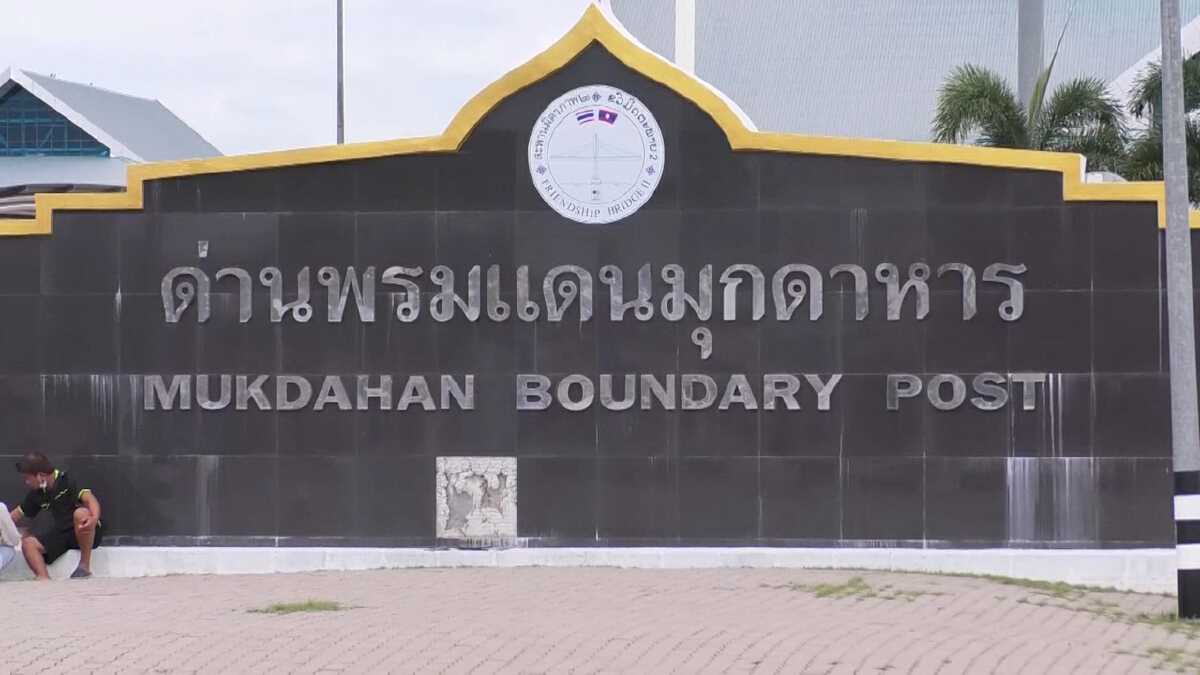 ชาวลาวแห่กลับบ้าน ตม.ตรวจเข้ม พ่นน้ำยาฆ่าเชื้อกระเป๋าสัมภาระก่อนข้ามฟาก