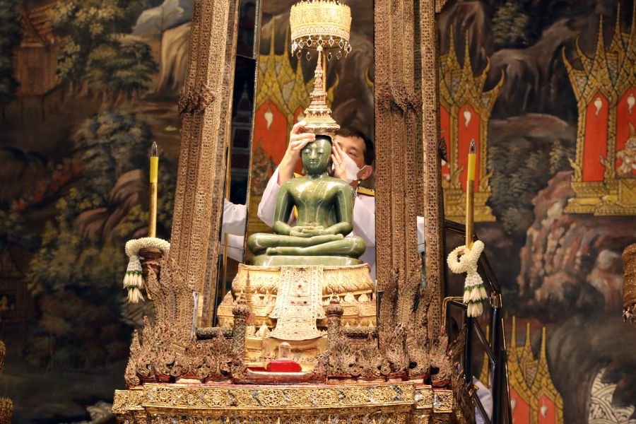 ในหลวง ทรงเปลี่ยนเครื่องทรง พระแก้วมรกต จากฤดูร้อนเป็นฤดูฝน