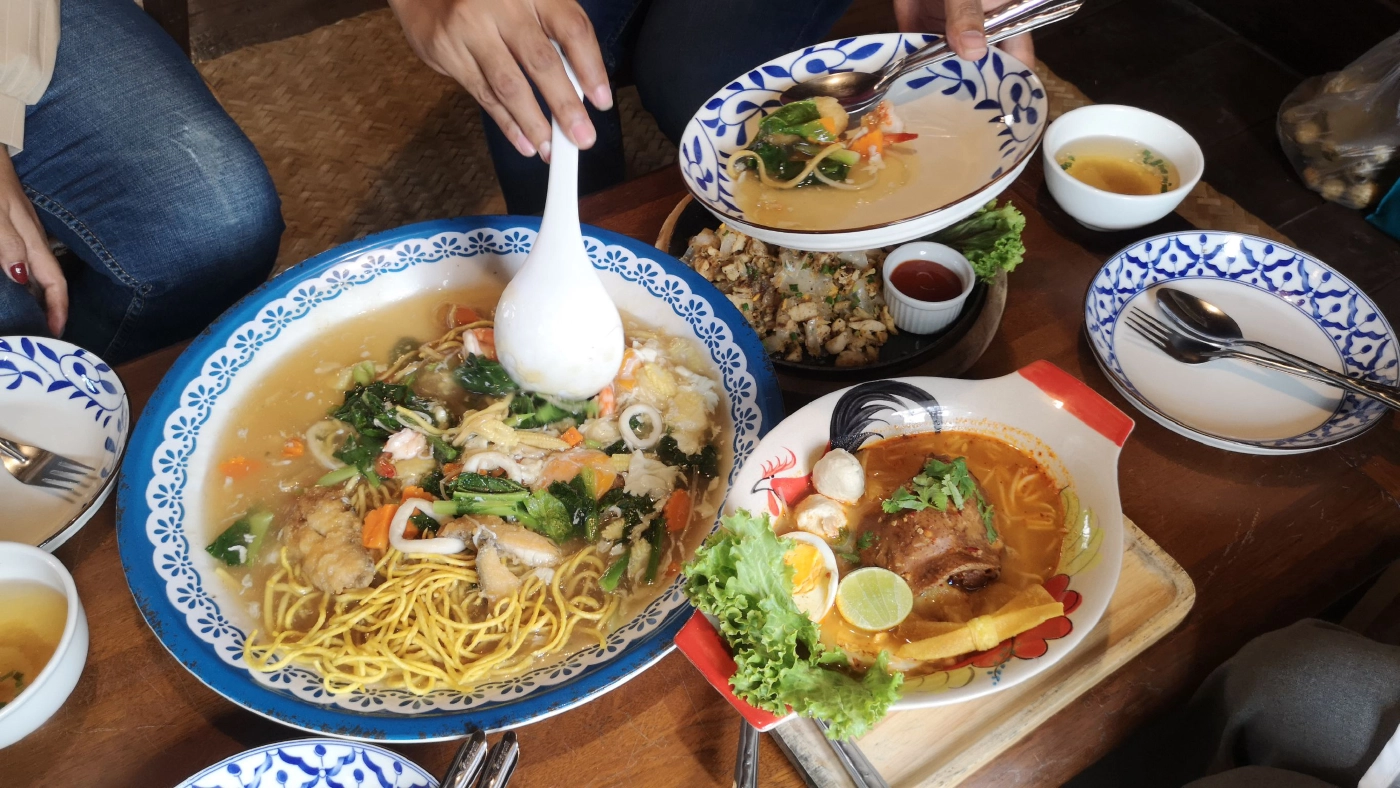 อดีตข้าราชการสานฝันวัยเด็ก แปลงบ้านไม้ 100 ปี ให้เป็นคาเฟ่