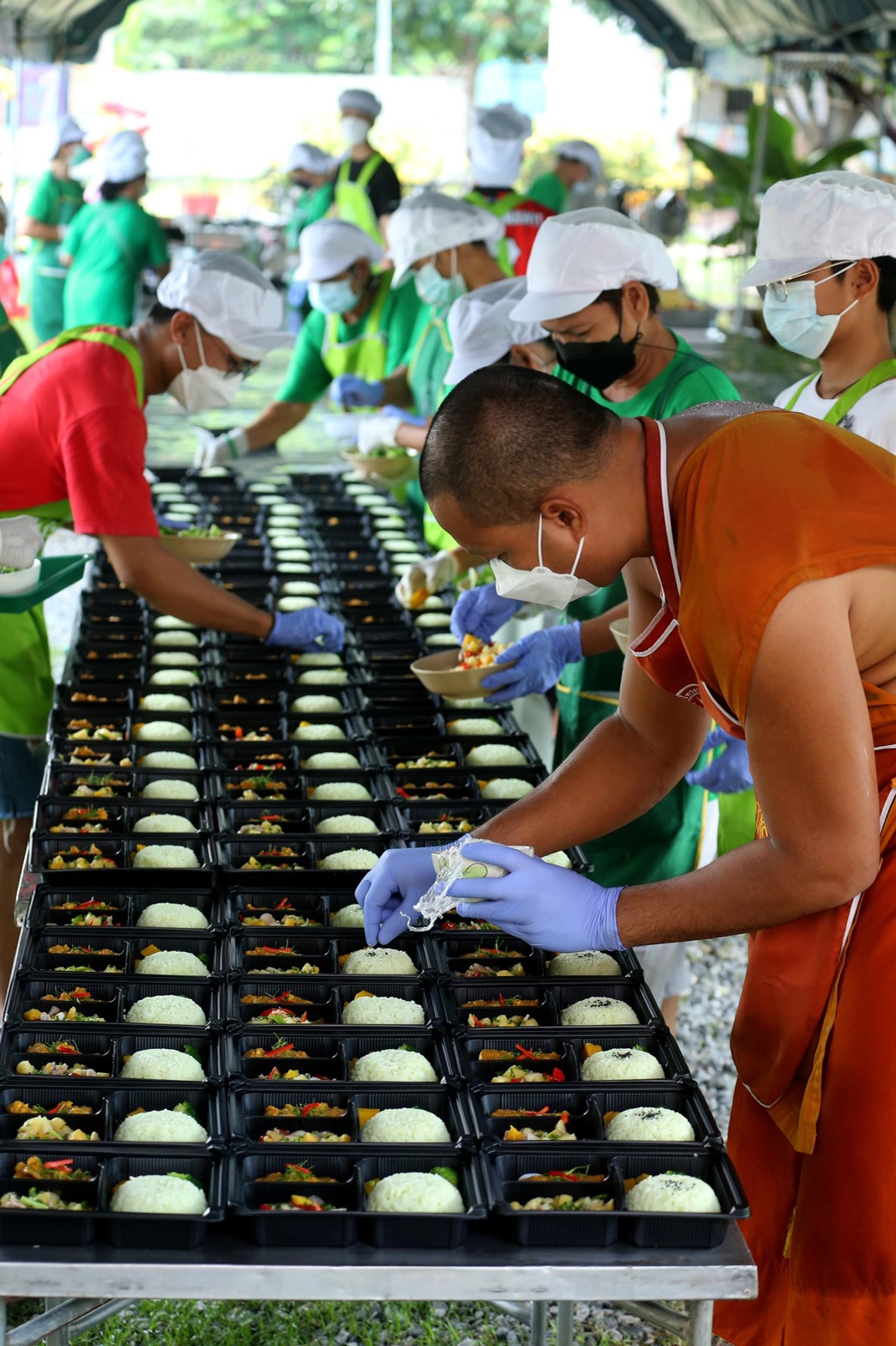 กองหนุนแนวหลัง "พระ-ชาวบ้าน" ส่งเสบียงทัพหน้าสู้โควิด19