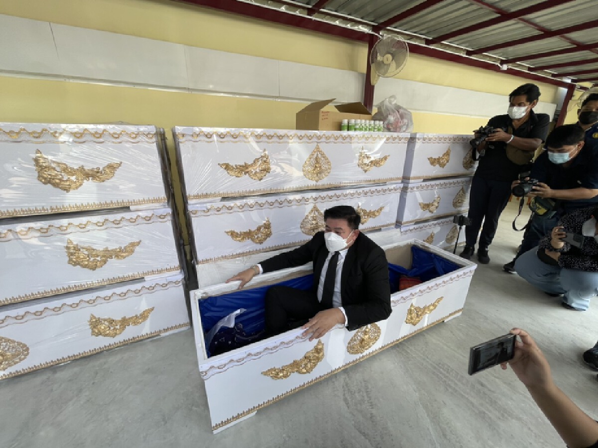 สิระนอนโลงศพ