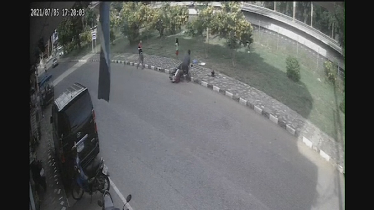 อันตราย!ปล่อยเด็กไว้บนจยย.บิดพุ่งชนฟุตบาทล้มบาดเจ็บ