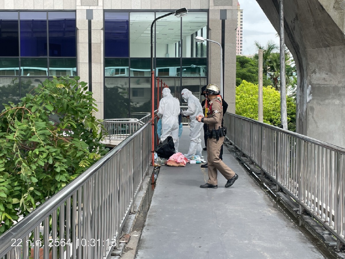 ช่วยชายเร่ร่อนสะพานลอยย่านบางซื่อ สภาพอ่อนแรง ตรวจเบื้องต้นไม่ติดโควิด