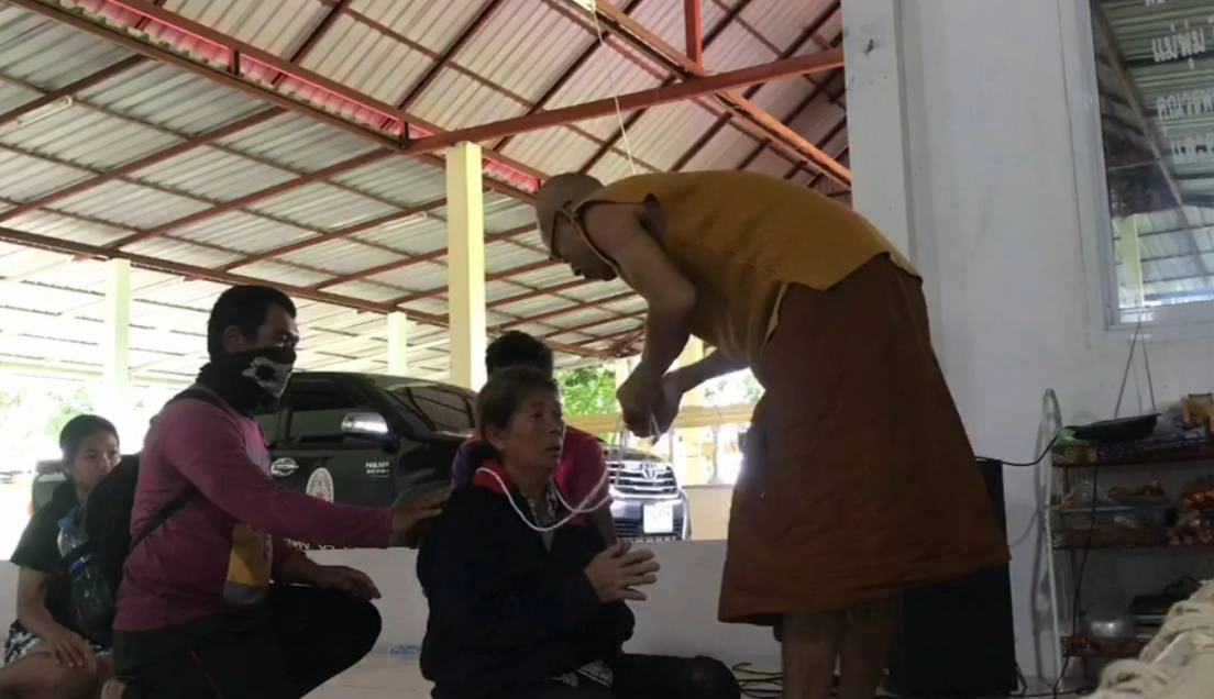 เชื่อผีเข้าสิง ป้าหาของป่าร้องคร่ำครวญ หอบเข้าวัดให้พระทำพิธีไล่ผี