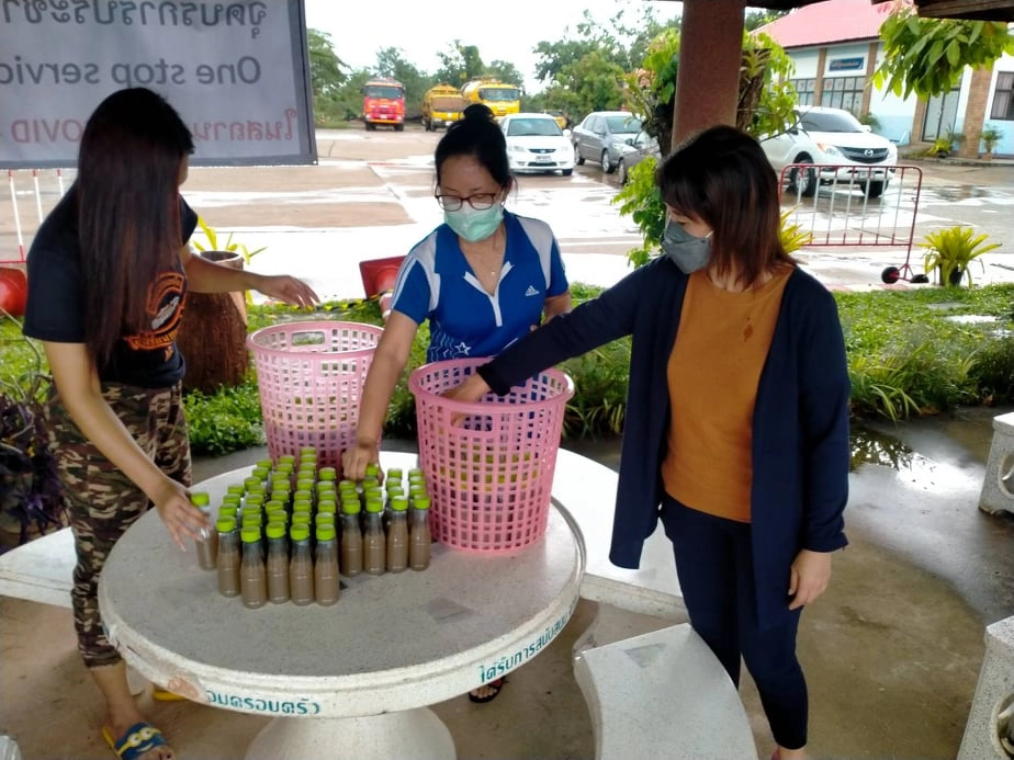 จิตอาสาชุมชนร่วมกันทำน้ำกระชายสมุนไพรสู้ภัยโควิด