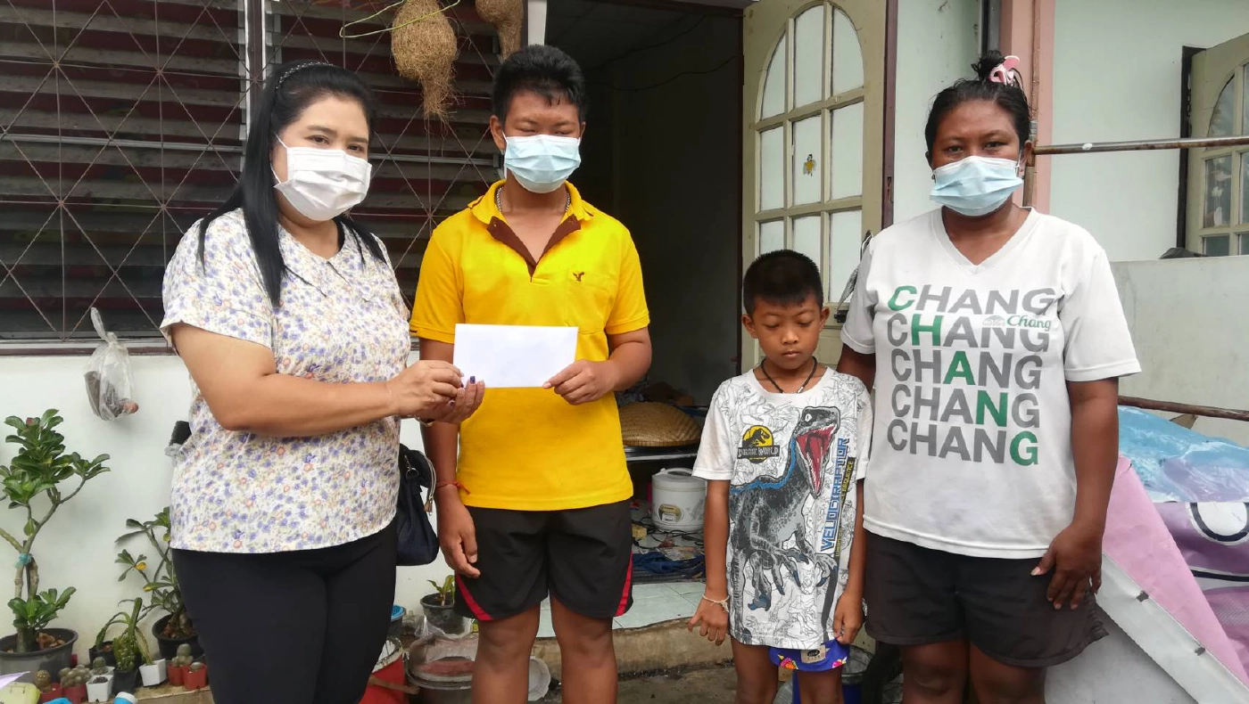 ครูใจดีช่วยเด็กนักเรียนไร้มือถือนำโน้ตบุ๊คมาให้ใช้เรียนออนไลน์