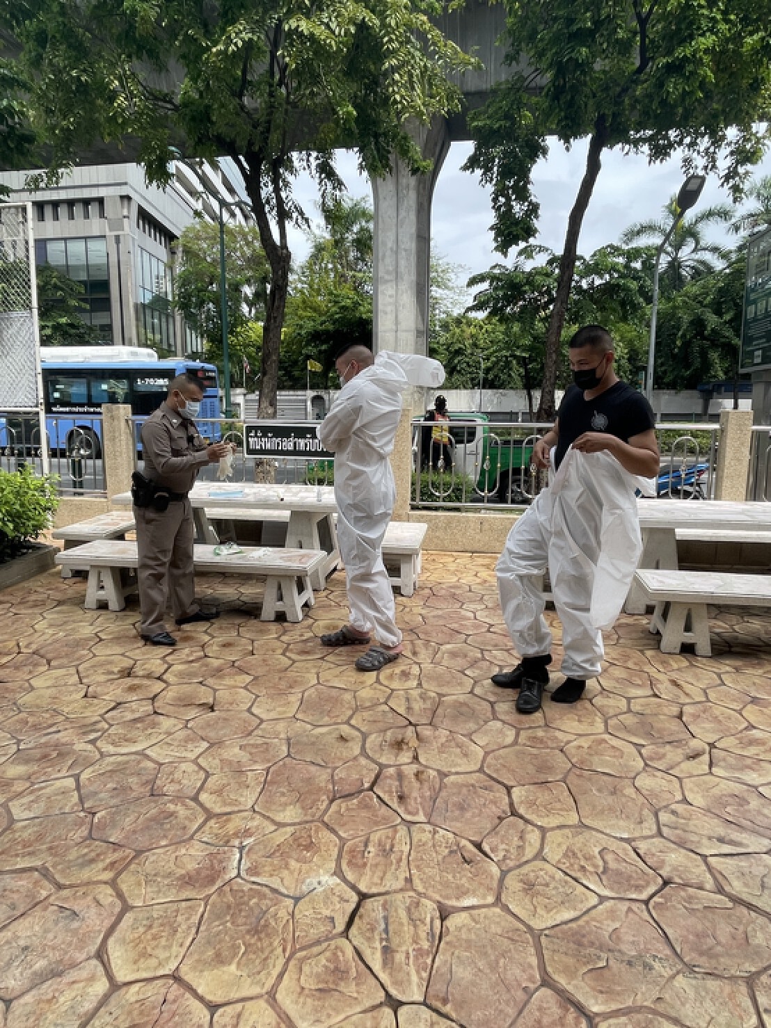 ช่วยชายเร่ร่อนสะพานลอยย่านบางซื่อ สภาพอ่อนแรง ตรวจเบื้องต้นไม่ติดโควิด