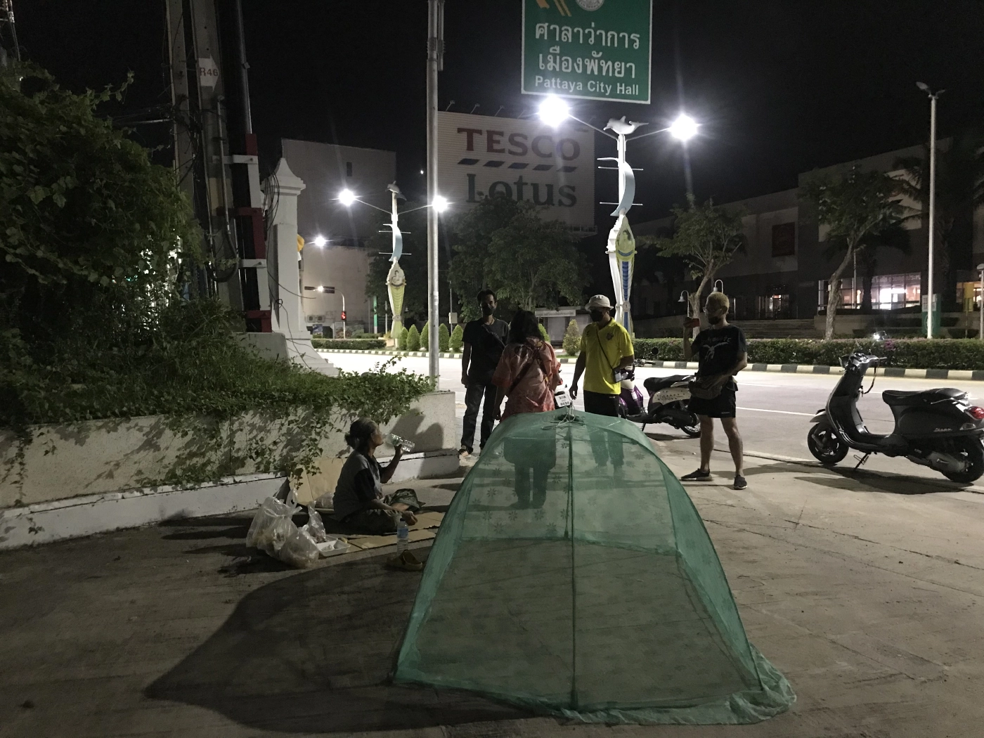 2 ยายชราหอบหมอนมุ้งกางนอนข้ามคืน รอรับบัตรคิวแจกข้าวสารประทังชีวิต