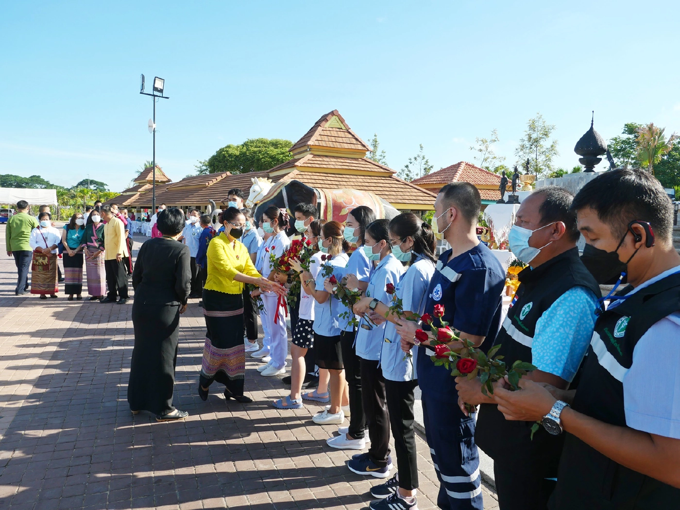 กำลังใจล้นส่ง 13นักรบชุดขาว-ช่วยผู้ป่วยโควิดที่รพ.สนามบุษราคัม