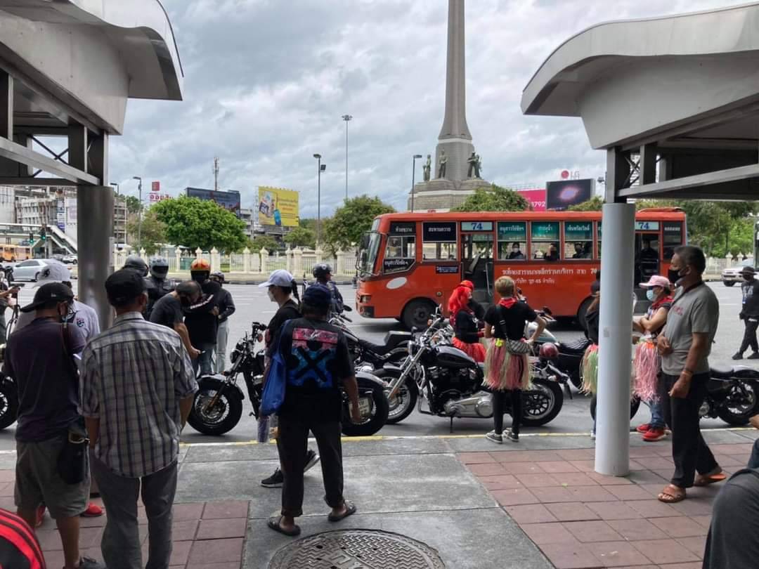 มวลชนหมู่บ้านทะลุฟ้า ร่วมขบวนบิ๊กไบค์ มุ่งทำเนียบรัฐบาลไล่นายกฯ