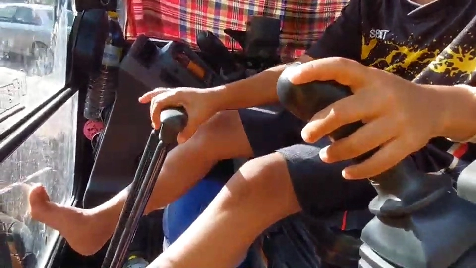 ทึ่ง!!  เด็กชายวัย 11 ขวบโชว์ฝีมือขับแบ็คโฮ หัดขับแค่ 1 เดือน