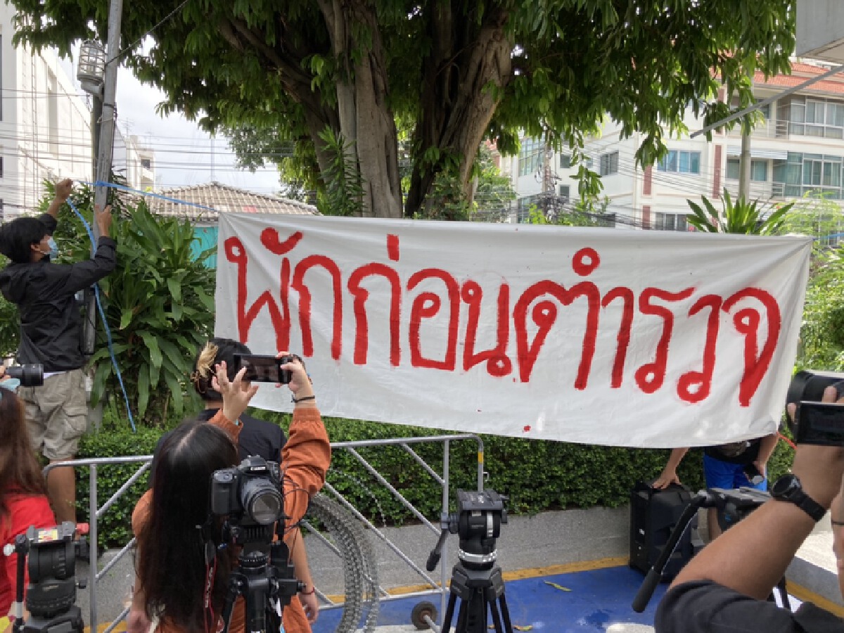 “มิลลิ” นักร้องแรปเปอร์สาวชื่อดัง เข้ารับทราบข้อหาตร.ที่สน.นางเลิ้ง