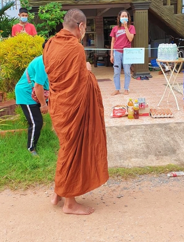 พระครูกาชาดเจ้าอาวาสวัดประดู่หอม เดินหน้าแจกสิ่งของจำเป็นชาวบ้านกักตัว