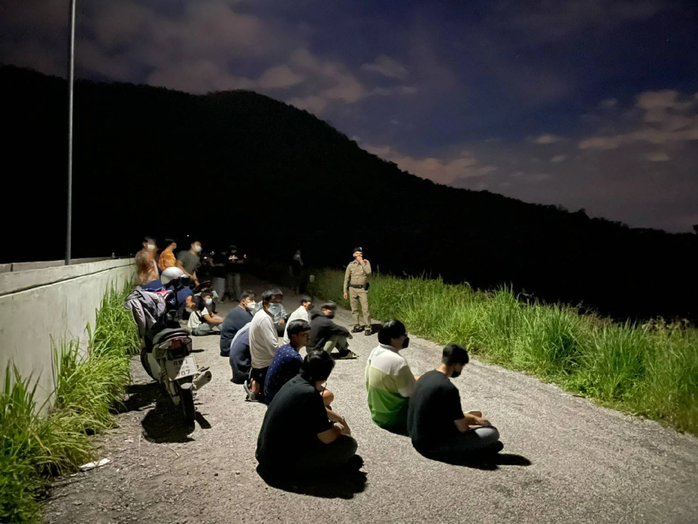 จับกลุ่มวัยรุ่นมั่วสุ่มที่อ่างเก็บน้ำห้วยโจ้-ฝ่าฝืนคำสั่งโควิด