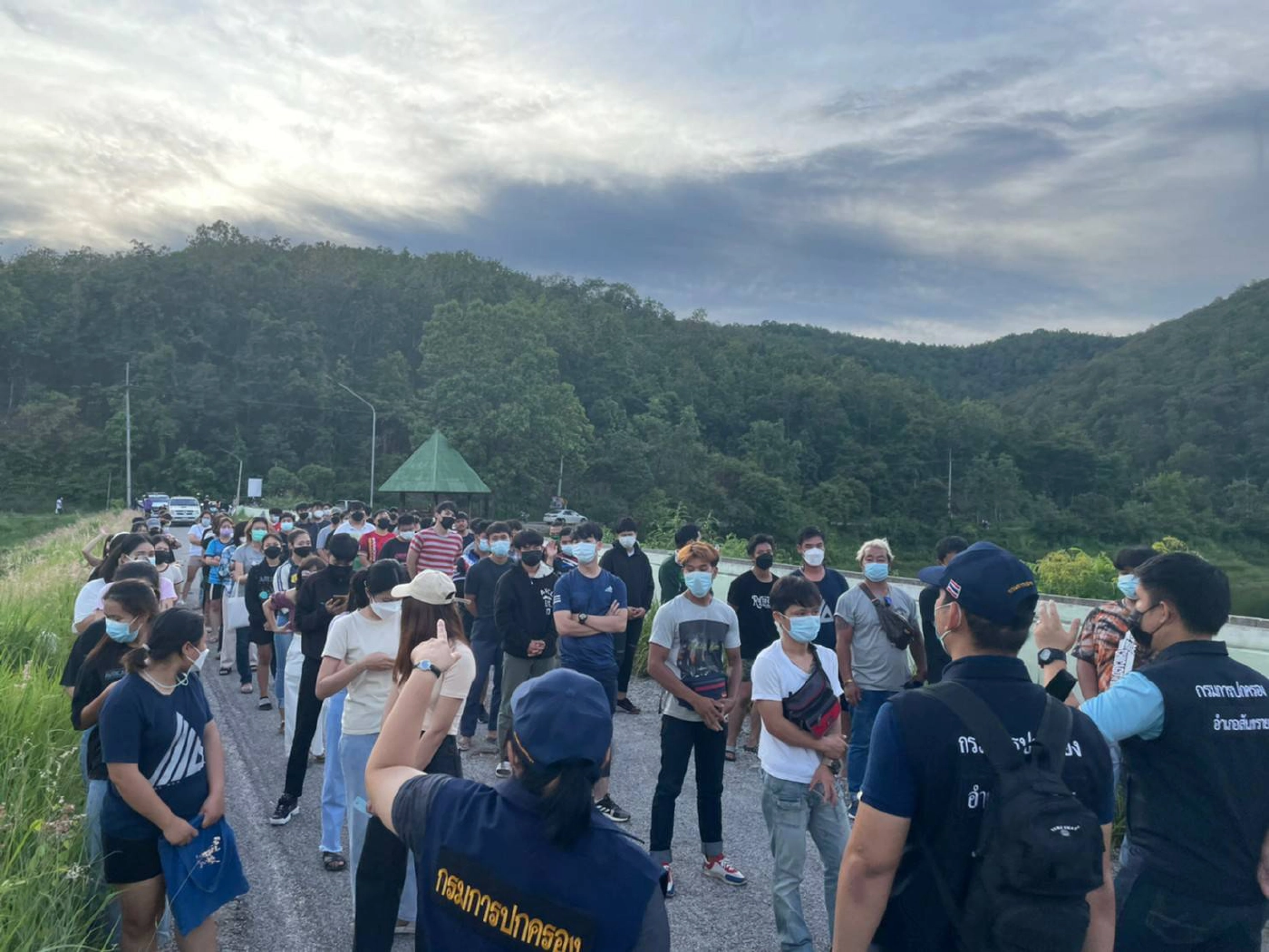 จับกลุ่มวัยรุ่นมั่วสุ่มที่อ่างเก็บน้ำห้วยโจ้-ฝ่าฝืนคำสั่งโควิด