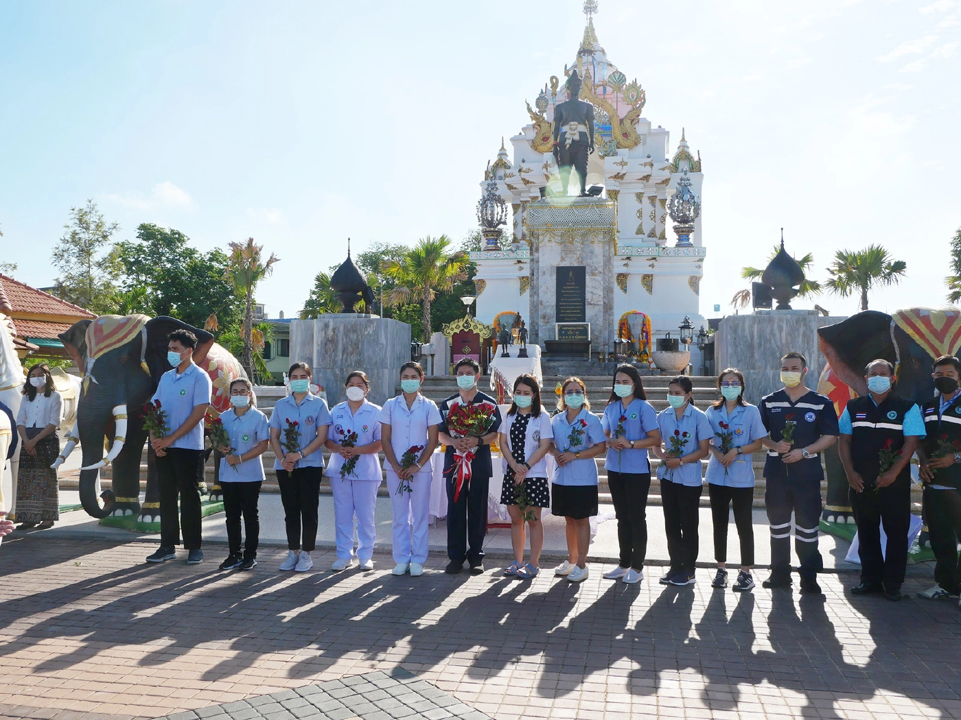 กำลังใจล้นส่ง 13นักรบชุดขาว-ช่วยผู้ป่วยโควิดที่รพ.สนามบุษราคัม