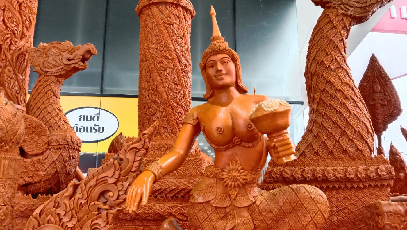 เทียนพรรษาวัดเดิม อ.พิมาย จอดโชว์หน้าห้างหลังถูกยกเลิกขบวนแห่เพราะโควิด