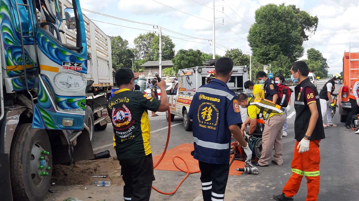 รถพ่วง18ล้อชนท้ายรถพ่วงบรรทุกทราย คนขับติดคาพวงมาลัย
