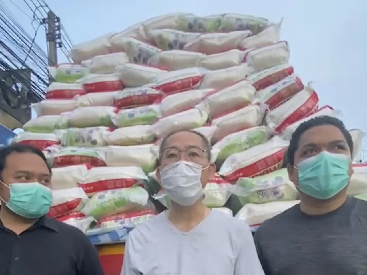 “ส.ส.ศาสตรา” เคาะประตูบ้านแจกข้าวสารชาวหาดใหญ่ 40,000 ถุง