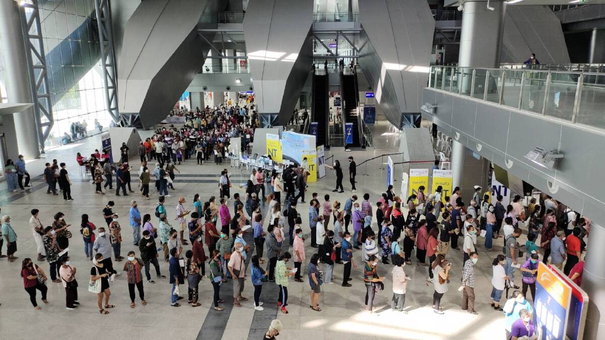 ภาพของประชาชนที่ walk in มารับบริการฉีดวัคซีนที่บางซื่อ