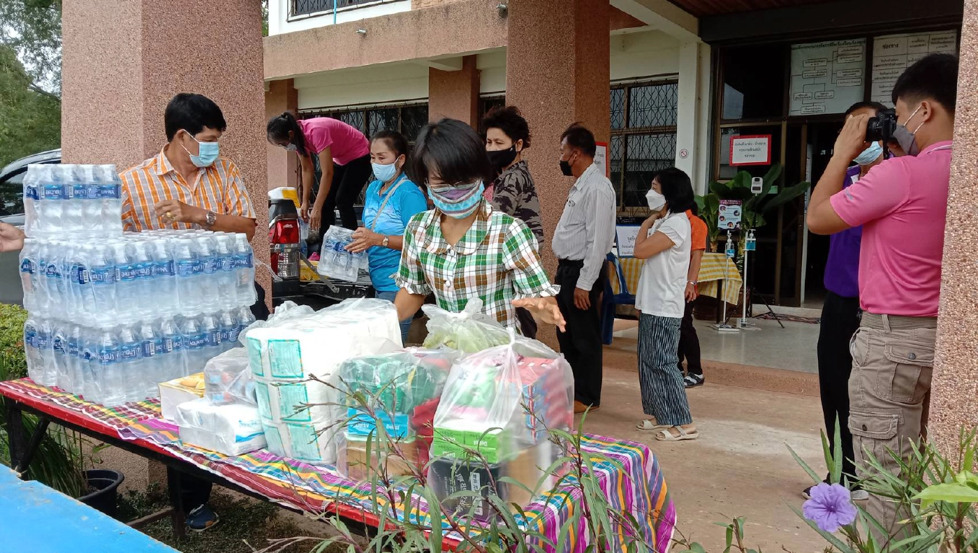 ศิษย์เก่าโรงเรียนบัวใหญ่ นำข้าวสารอาหารแห้ง มอบช่วยเหลือผู้ถูกกักตัว