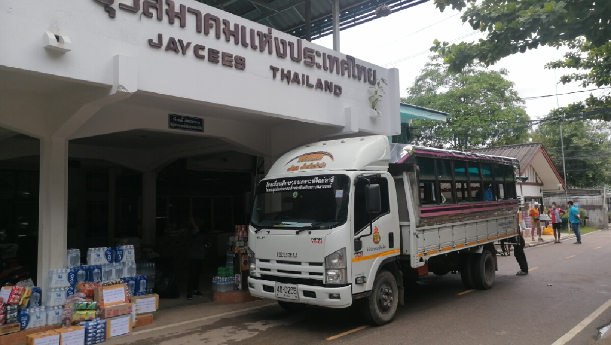 ชาวลำปางไม่ทิ้งกันแห่บริจาคอาหารให้นักเรียนติดโควิด