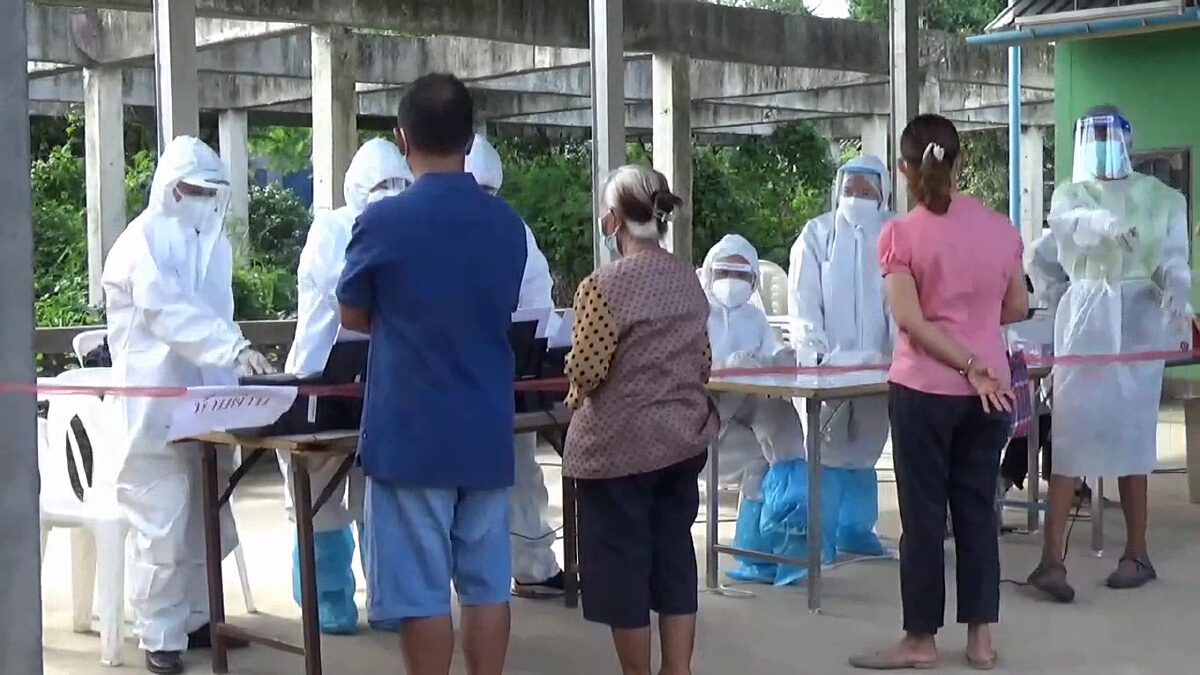 รถชีวนิรภัยตรวจเชิงรุกชุมชนล็อกดาวน์วังทอง 500  คน