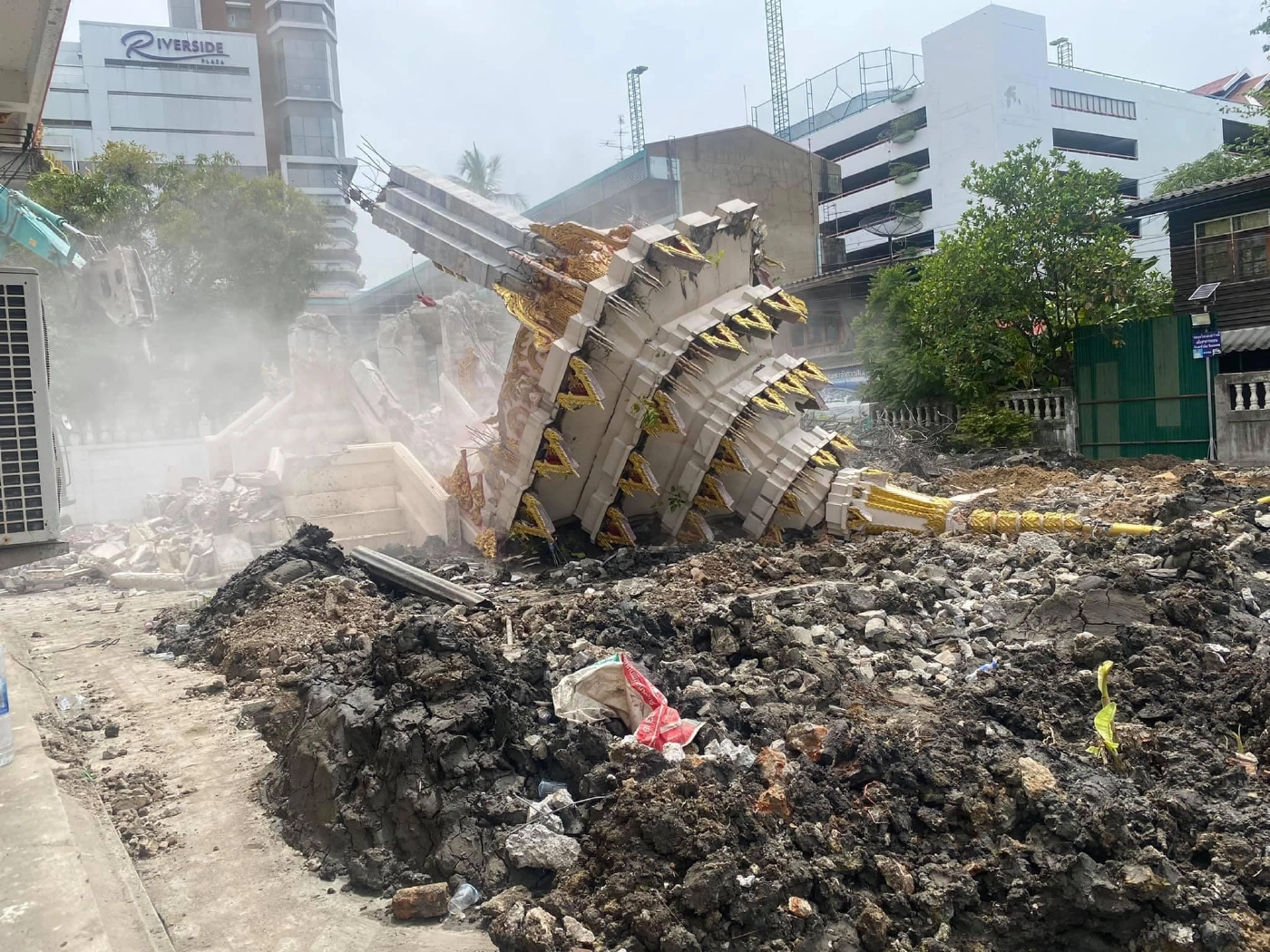 เมรุวัดบางน้ำชนที่เสียหายจากการเผาศพต่อเนื่อง