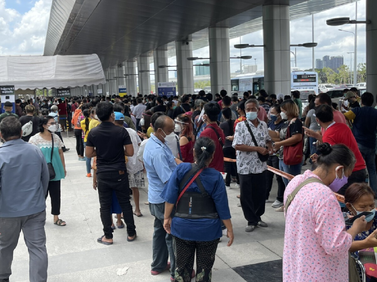 บรรยากาศผู้มารอฉีดวัคซีนที่สถานีกลางบางซื่อ