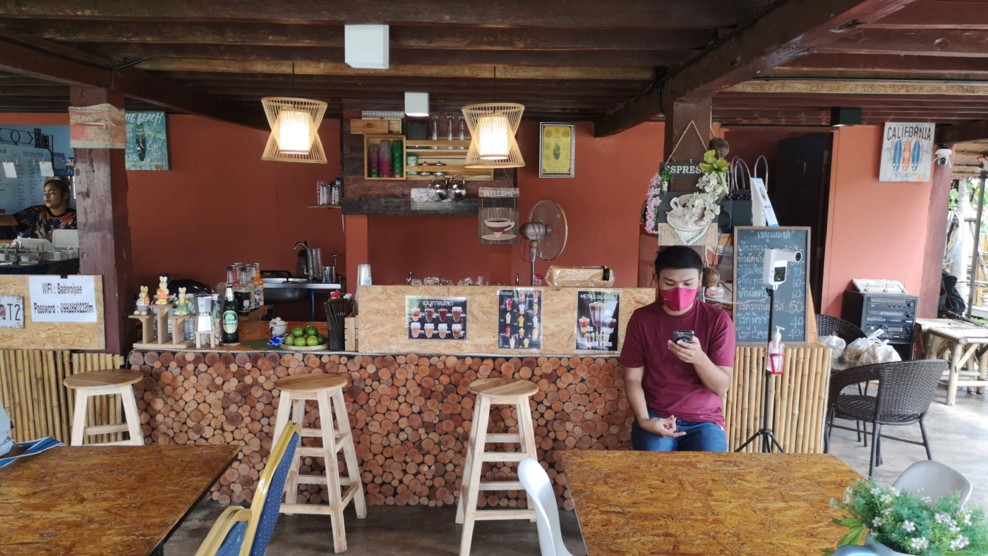 อดีตข้าราชการสานฝันวัยเด็ก แปลงบ้านไม้ 100 ปี ให้เป็นคาเฟ่