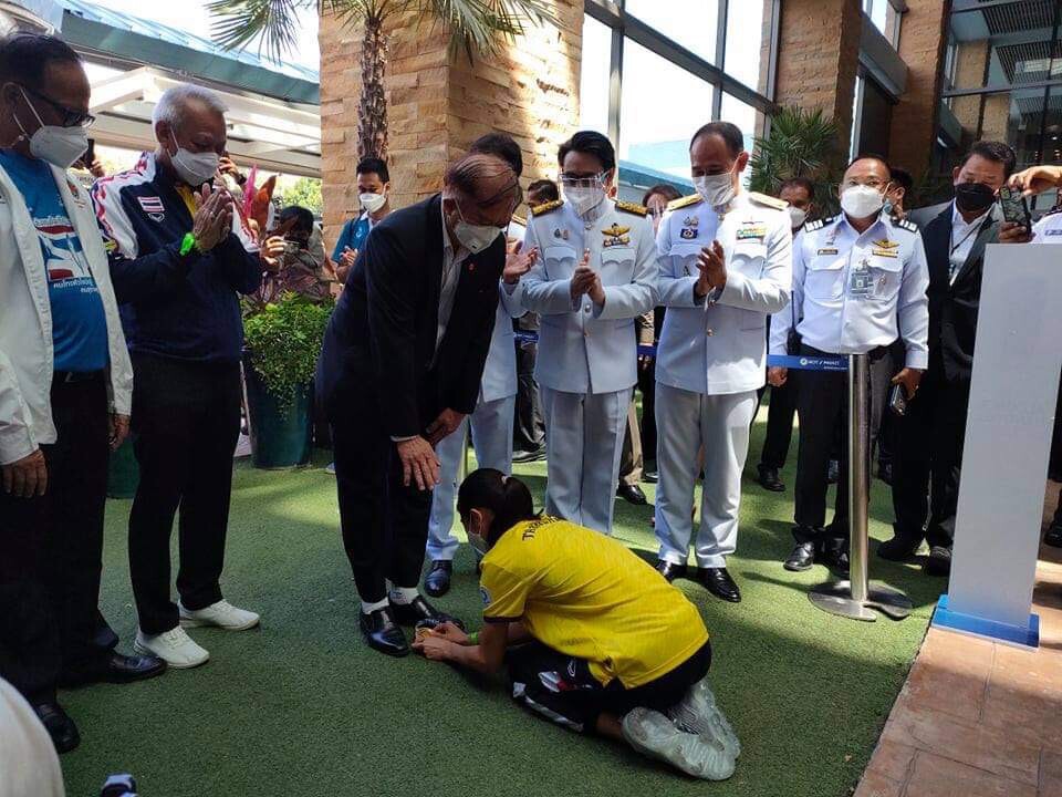 ประมวลภาพ "น้องเทนนิส" หิ้วเหรียญทองโอลิมปิกกลับประเทศไทย