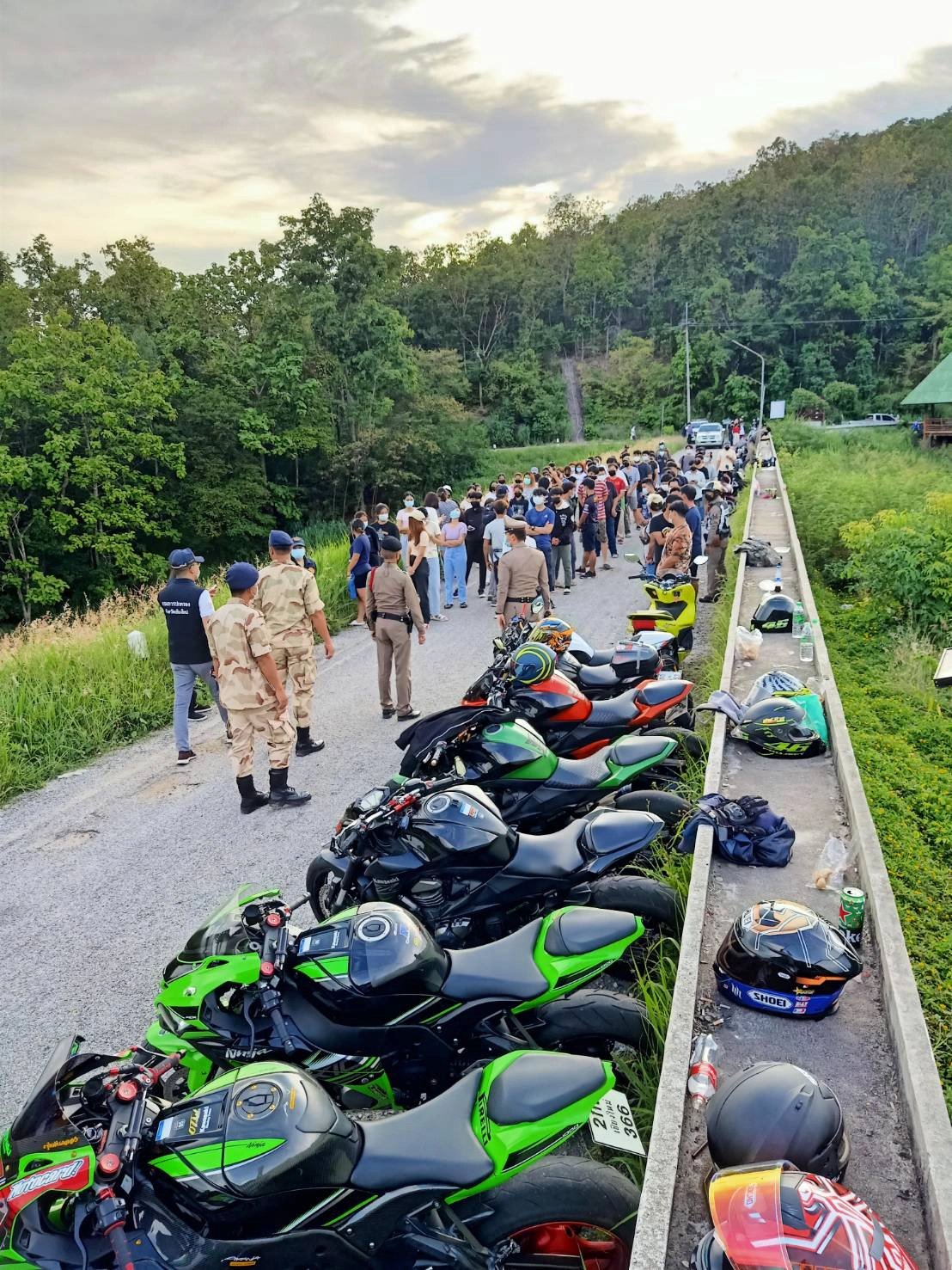 จับกลุ่มวัยรุ่นมั่วสุ่มที่อ่างเก็บน้ำห้วยโจ้-ฝ่าฝืนคำสั่งโควิด