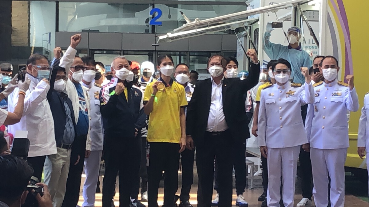 ประมวลภาพ "น้องเทนนิส" หิ้วเหรียญทองโอลิมปิกกลับประเทศไทย