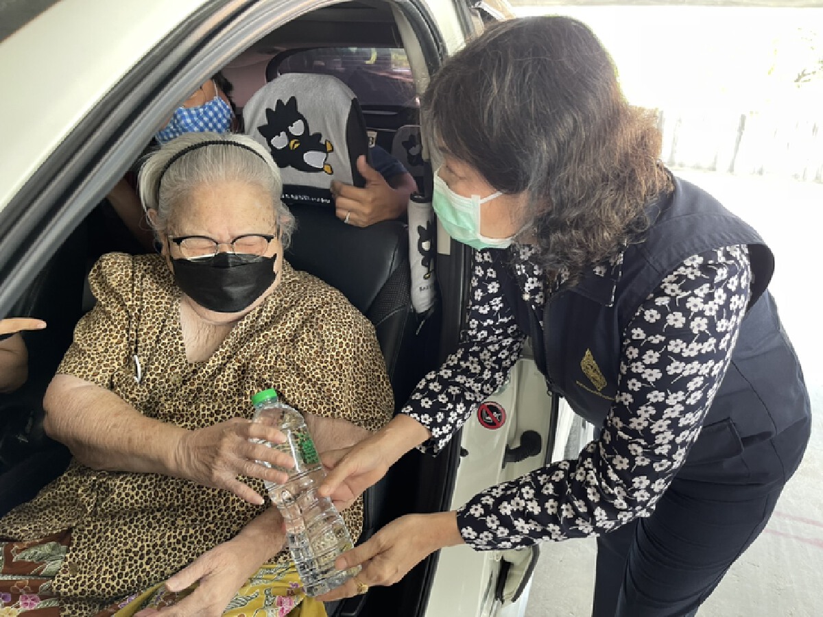 ปัตตานีเปิดให้บริการฉีดวัคซีน "ไดร์ฟทรู" วันแรกเป้าหมาย 120 คน