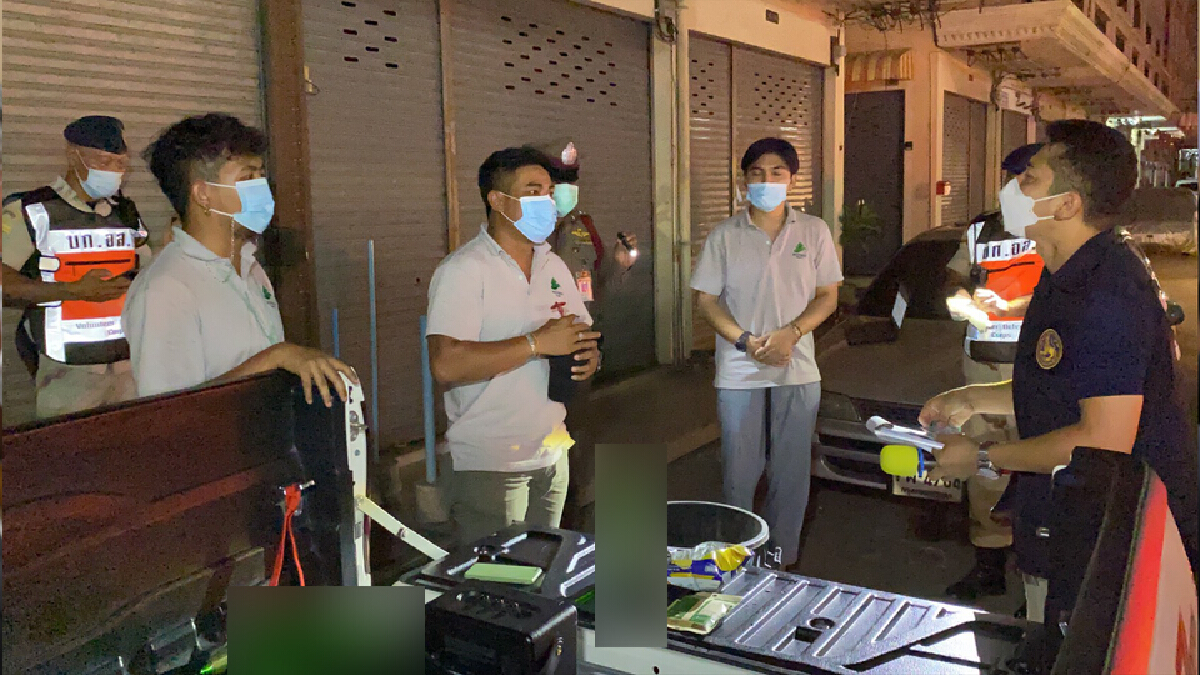 เคอร์ฟิวพบ 3 นักดื่มนั่งดริงก์ท้ายกระบะให้วิดพื้น 20 ครั้งก่อนปล่อยกลับ