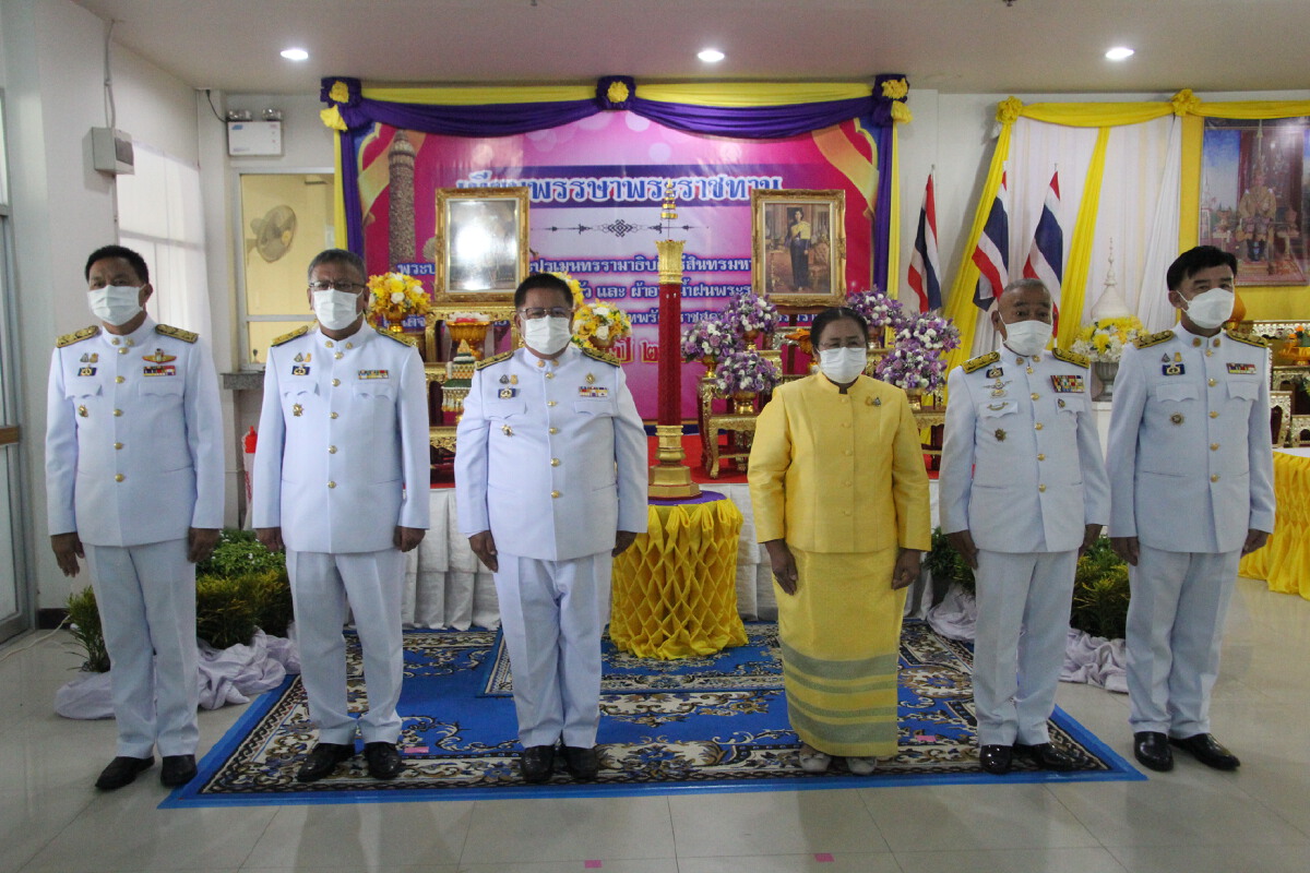 ผู้ว่าราชการจังหวัดอุบลราชธานี อัญเชิญเทียนพรรษาพระราชทาน